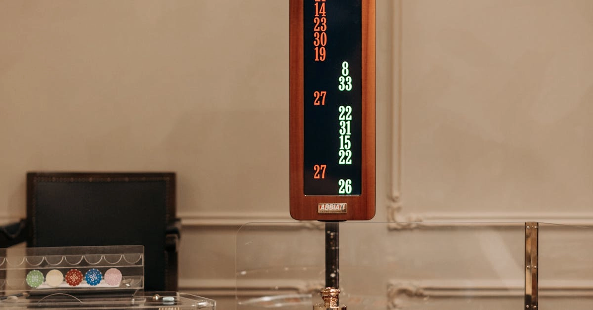 Рулетка в казино - колесо и игровой стол с фишками